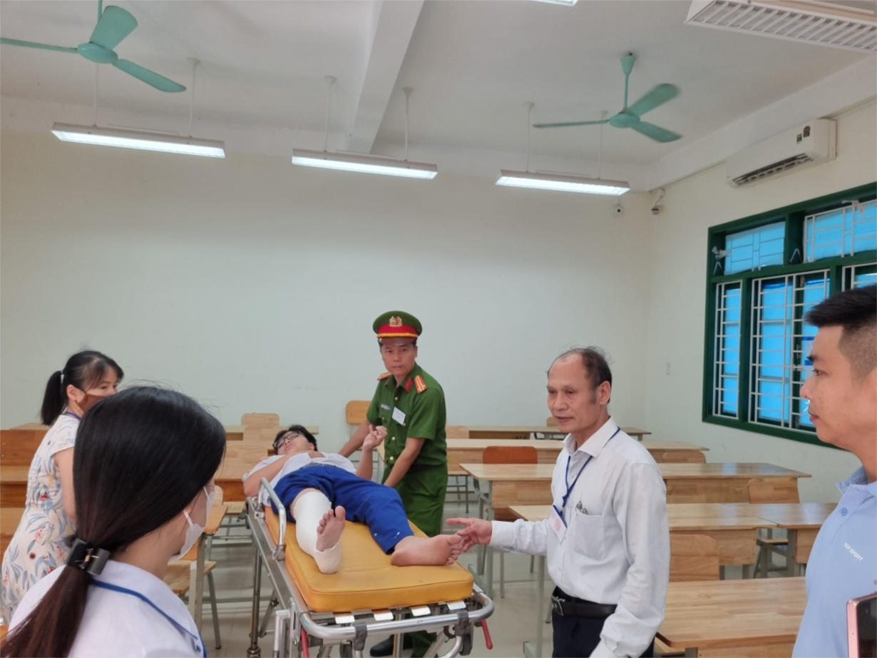 Quảng Trị: Thí sinh bị gãy chân trên đường đi thi được bố trí phòng thi riêng (02/6/2023)